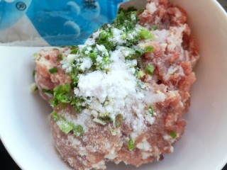 4、年味~树花菜蒸蛋卷,加入料酒和淀粉