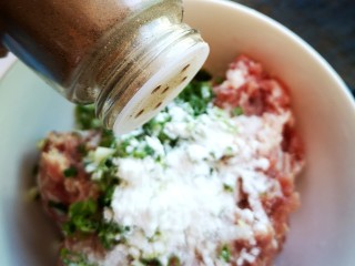 5、年味~树花菜蒸蛋卷,加入胡椒粉搅拌均匀备用