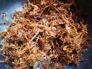 6、年味~树花菜蒸蛋卷,将泡发好的树花菜洗净