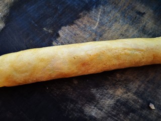 12、年味~树花菜蒸蛋卷,将抹了肉的蛋皮卷起来