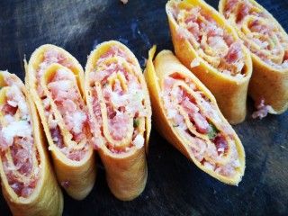 13、年味~树花菜蒸蛋卷,用刀斜着切成小块