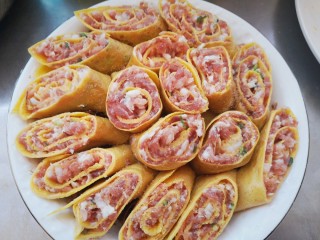 14、年味~树花菜蒸蛋卷,将蛋卷块码在树花菜上