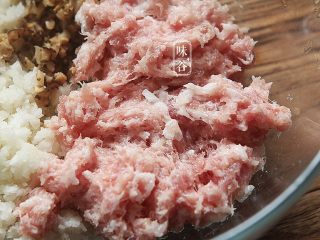 5、苦夏时的清爽下饭菜~酿苦瓜,猪肉用用搅拌机搅碎后倒入盆内;