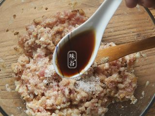 11、苦夏时的清爽下饭菜~酿苦瓜,放入一大匙酱油搅拌均匀后腌制十分钟，开始准备苦瓜；