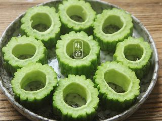 12、苦夏时的清爽下饭菜~酿苦瓜,苦瓜切小段，挖去中间的瓢;