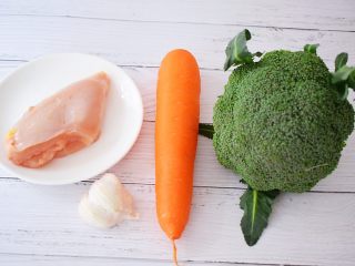 1、西兰花炒鸡胸肉,准备好材料