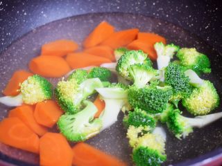 5、西兰花炒鸡胸肉,再放入西兰花煮1分钟