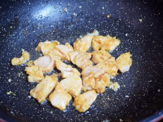 9、西兰花炒鸡胸肉,翻炒至变色变白