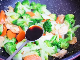 11、西兰花炒鸡胸肉,加入生抽