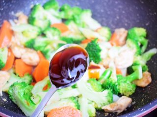 12、西兰花炒鸡胸肉,加入老抽