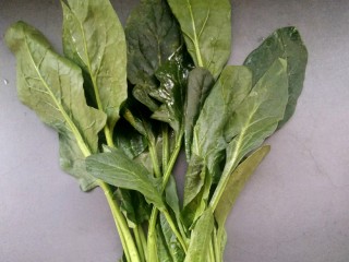 1、菠菜煎饼果子,菠菜洗干净，切成段。提前准备好。