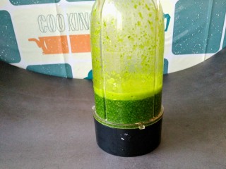 2、菠菜煎饼果子,加水打成汁，不用过滤，增加一些纤维素。