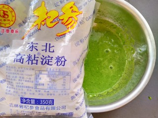 5、菠菜煎饼果子,面粉搅拌均匀后，加入淀粉，让面糊光滑。推荐用手动打蛋器，搅拌起来省事。