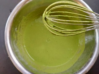 6、菠菜煎饼果子,面糊搅拌到光滑无粉快，挑起来呈流线行，落到面糊中，没有纹路即可。