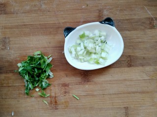 12、菠菜煎饼果子,准备葱花和香菜。