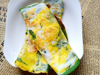 15、菠菜煎饼果子,卷好 成品即可，看看很有食欲呢。