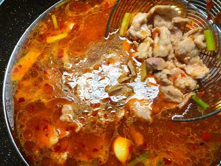 12、水煮肉片,放入肉片煮熟，把肉片倒到配菜盆里。