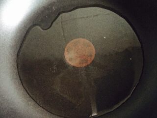 6、干锅包菜（简易版）,锅内倒入适量的食用油加热至五成热