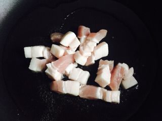 7、干锅包菜（简易版）,放入五花肉中小火煸炒至变色