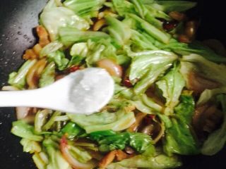 16、干锅包菜（简易版）,出锅前加少许的味精翻炒均匀即可