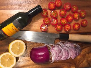 6、鲜花牛排沙拉&甜菜坚果芝士沙拉佐女巫沙拉汁,女巫沙拉汁的灵感来源就是《喜欢你》里周冬雨为金城武做的女巫汤意面，用复杂多变的香气，酸甜辣的丰富口味去搭配沙拉，我觉得应该蛮有意思的。&nbsp;