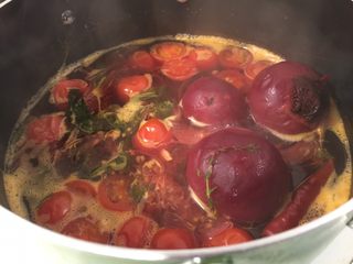 7、鲜花牛排沙拉&甜菜坚果芝士沙拉佐女巫沙拉汁,所有食材混合，加水熬煮半个小时。