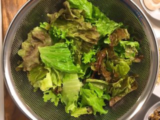 11、鲜花牛排沙拉&甜菜坚果芝士沙拉佐女巫沙拉汁,最后沥干混合生菜，这时候的菜看起来已经很坚挺了，准备装盘。