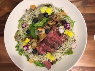 13、鲜花牛排沙拉&甜菜坚果芝士沙拉佐女巫沙拉汁,然后放上蓝莓，萝卜片和小花点缀，配上冰镇过的沙拉汁，适合健身人群的低卡路里高能量的鲜花牛排沙拉就完工了……