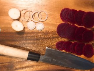 16、鲜花牛排沙拉&甜菜坚果芝士沙拉佐女巫沙拉汁,红菜头切片，小洋葱切片，取出洋葱圈。玉兰菜叶整片摘下来，干酪切片（我用的是马苏里拉芝士）。