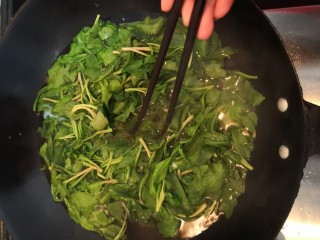 5、凉拌马兰香干,用筷子划拨，使马兰汆烫均匀