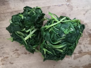 8、凉拌马兰香干,过凉后，把马兰挤干水份