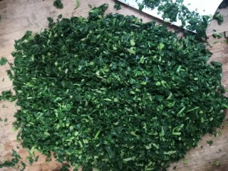 9、凉拌马兰香干,把马兰，切成小段，剁碎