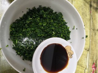 13、凉拌马兰香干,放入生抽