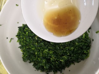 14、凉拌马兰香干,放入麻油