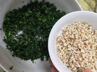 15、凉拌马兰香干,把香干丁，倒入