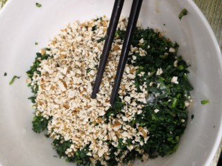 16、凉拌马兰香干,用筷子，搅拌均匀