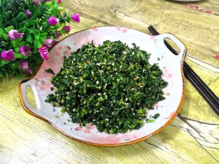 17、凉拌马兰香干,搅拌均匀后，即可盛出，上桌