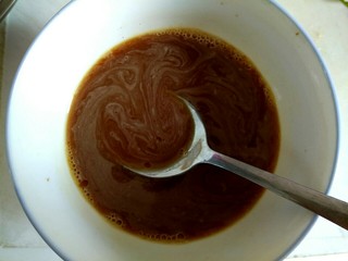 5、蘑菇小炒,小碗中加入两勺生抽，两勺淀粉，适量清水 ，适量盐，调匀