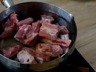 1、排骨海带汤,清淡有营养,还有淡淡的大海的味道,排骨冷水入锅,加入料酒,大火煮开。