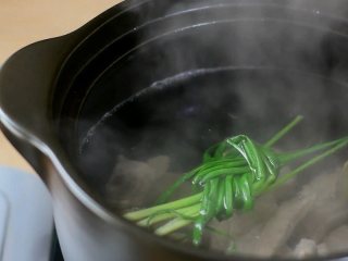 3、排骨海带汤,清淡有营养,还有淡淡的大海的味道,排骨转入汤锅,放入姜片、葱结,加入足量开水。