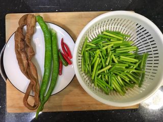 4、超满足便当（20）,腊肠解冻过水 辣椒洗净去头 蒜苔摘好成段 用刀切也没问题 只是从小看我妈摘菜 习惯了 洗净