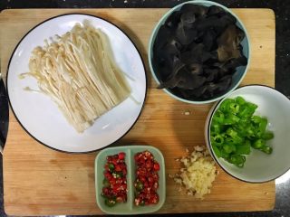 5、超满足便当（20）,金针菇洗净去根 木耳泡发 把稍微大的撕小块一点 长青椒切圈 指天椒切圈 蒜瓣切末