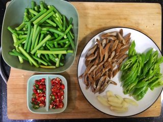 6、超满足便当（20）,腊肠斜切成条 辣椒斜切成条 蒜瓣切片 指天椒切圆圈
