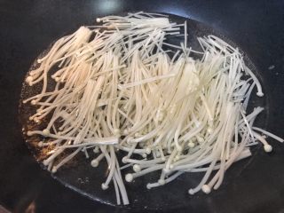 7、超满足便当（20）,水滚下金针菇 再次滚开之后煮一下 捞出备用