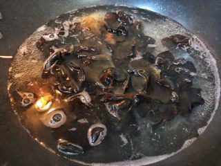 8、超满足便当（20）,木耳倒入水中 水滚煮一会捞出