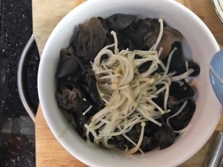 9、超满足便当（20）,过水焯熟的金针菇和木耳 放入一个高碗中