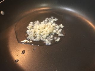 16、超满足便当（20）,倒入蒜末