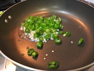 17、超满足便当（20）,倒入青辣椒圈