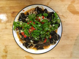 20、超满足便当（20）,炒出香味 盐炒散 倒入拌好的金针菇和木耳上即可