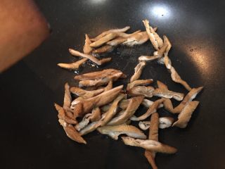 22、超满足便当（20）,油热倒入腊肠翻炒